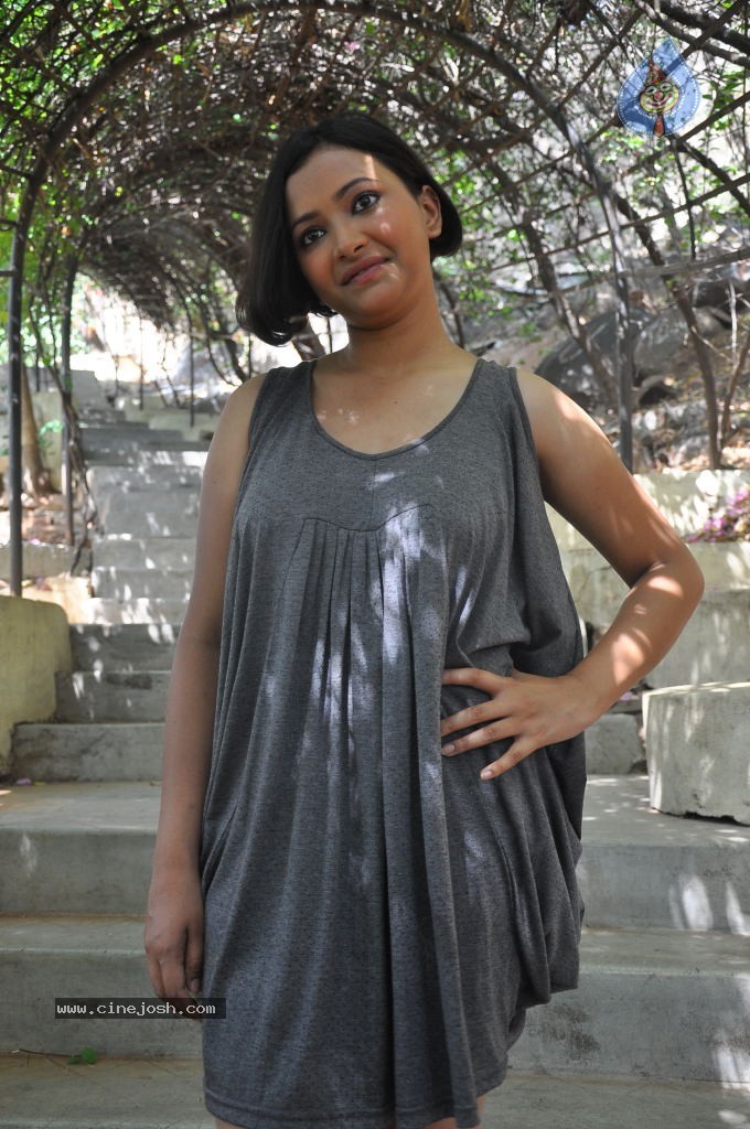 Swetha Basu Prasad Hot Photos - 13 / 76 photos