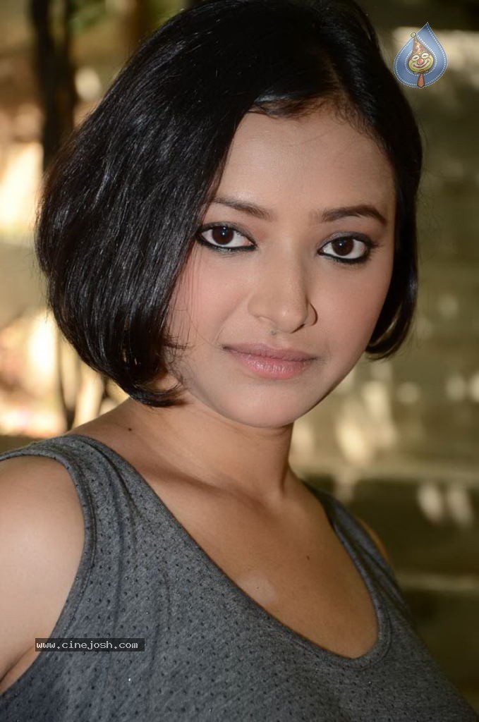 Swetha Basu Prasad Hot Photos - 22 / 76 photos