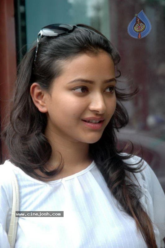 Swetha Basu Prasad Latest Photos - 41 / 46 photos