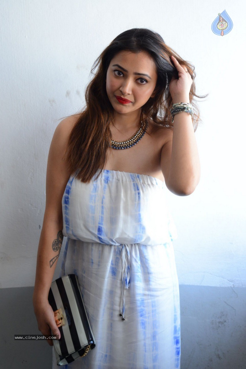 Swetha Basu Prasad Latest Photos - 39 / 49 photos