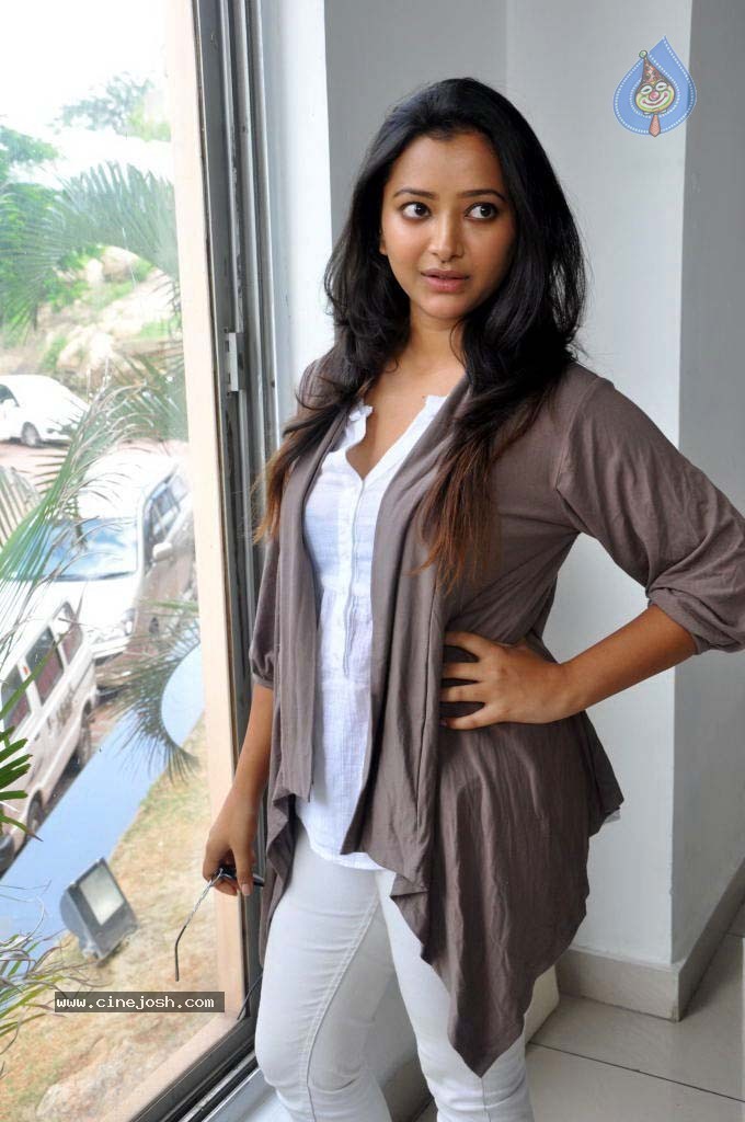 Swetha Basu Prasad Latest Stills - 2 / 40 photos