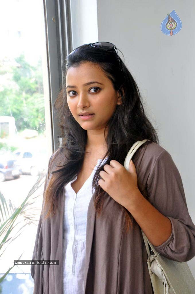 Swetha Basu Prasad Latest Stills - 20 / 40 photos