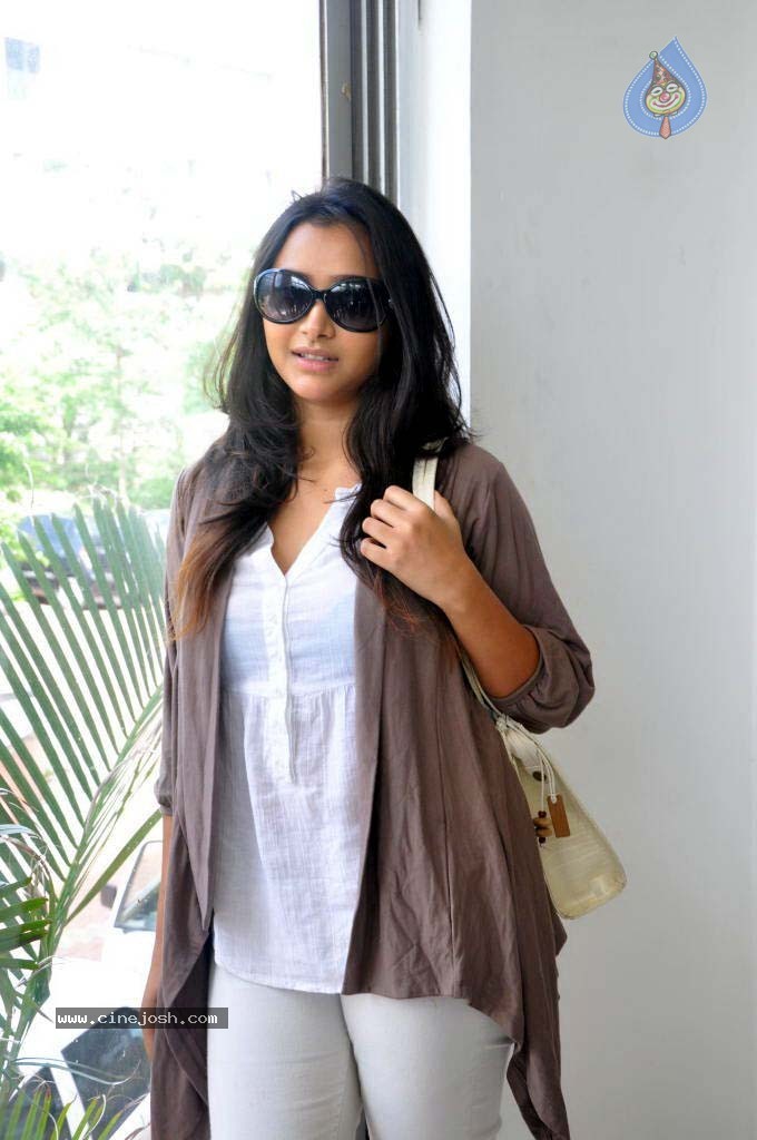 Swetha Basu Prasad Latest Stills - 21 / 40 photos