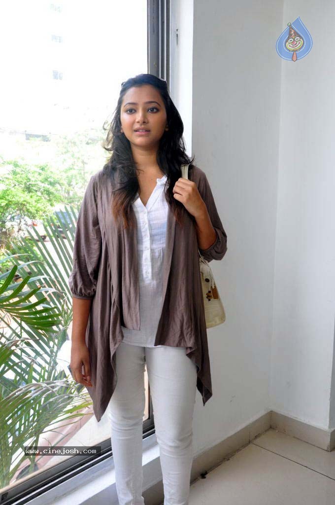 Swetha Basu Prasad Latest Stills - 22 / 40 photos