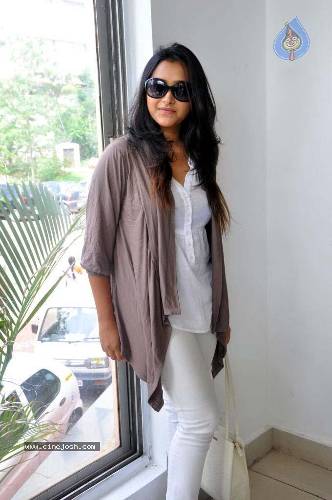 Swetha Basu Prasad Latest Stills - 24 / 40 photos