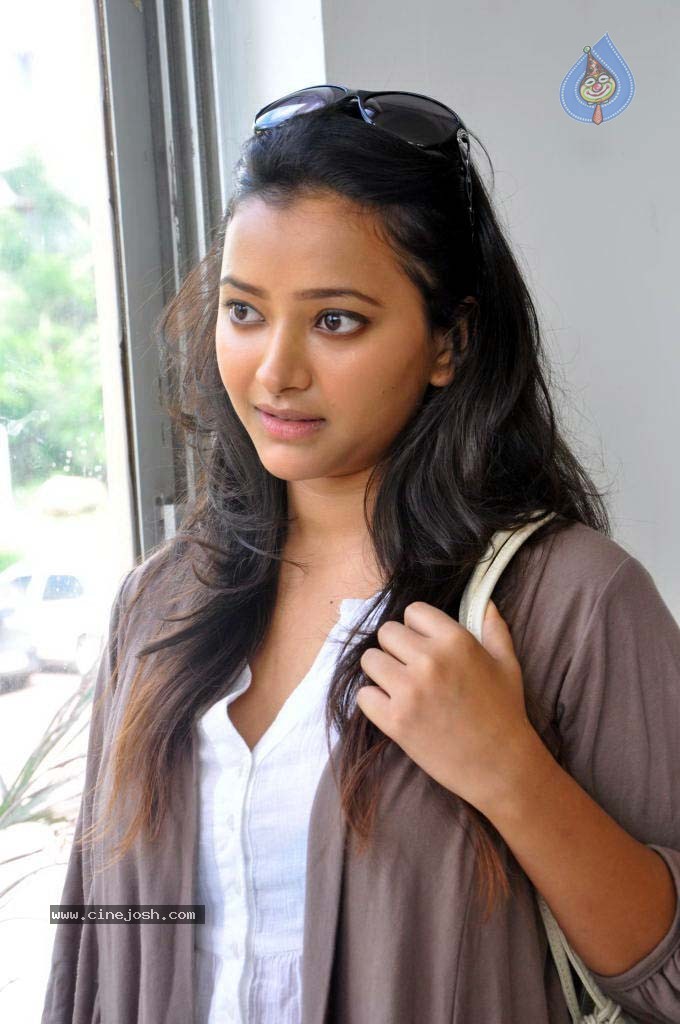 Swetha Basu Prasad Latest Stills - 26 / 40 photos