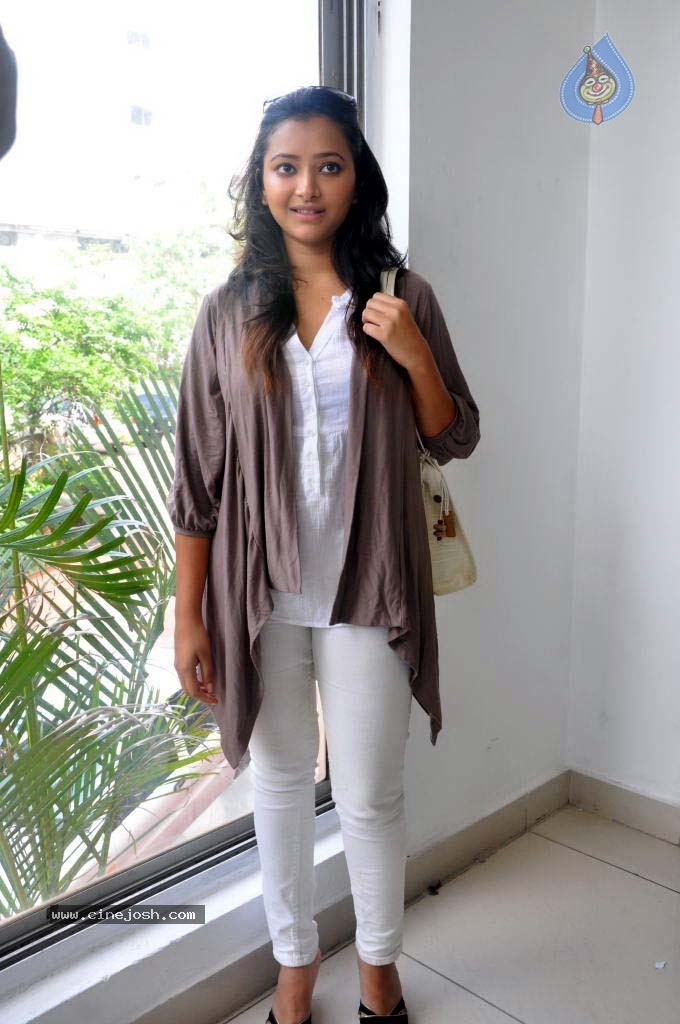 Swetha Basu Prasad Latest Stills - 29 / 40 photos