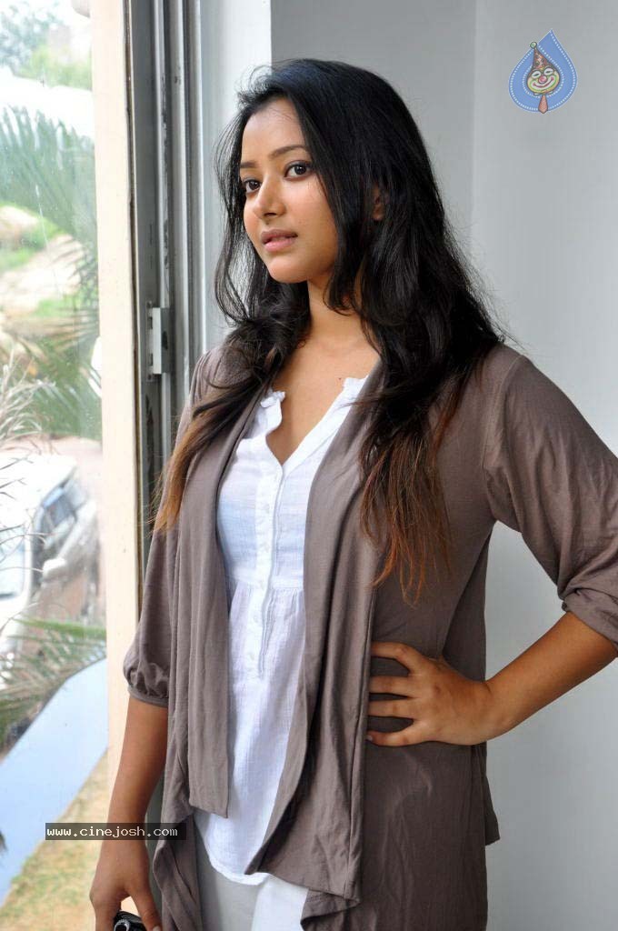 Swetha Basu Prasad Latest Stills - 34 / 40 photos