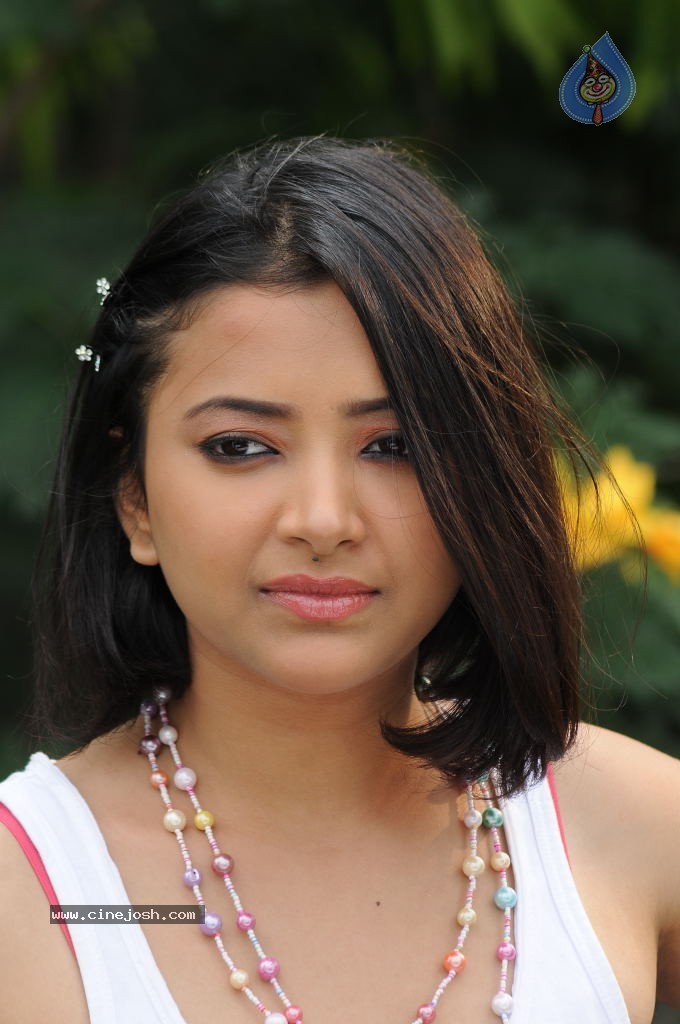 Swetha Basu Prasad New Gallery - 8 / 55 photos