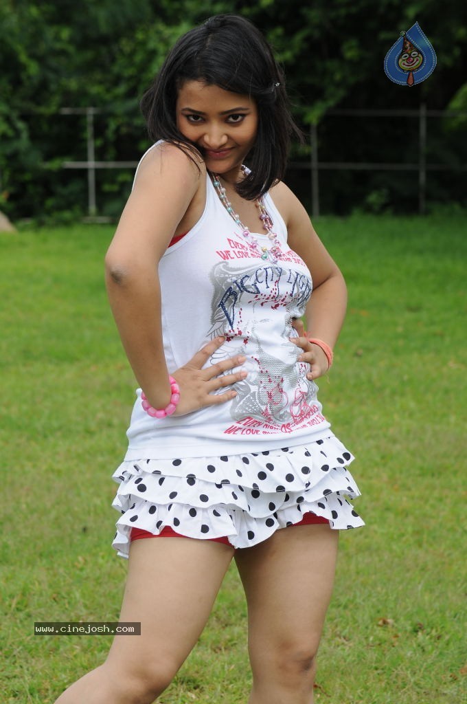 Swetha Basu Prasad New Gallery - 15 / 55 photos