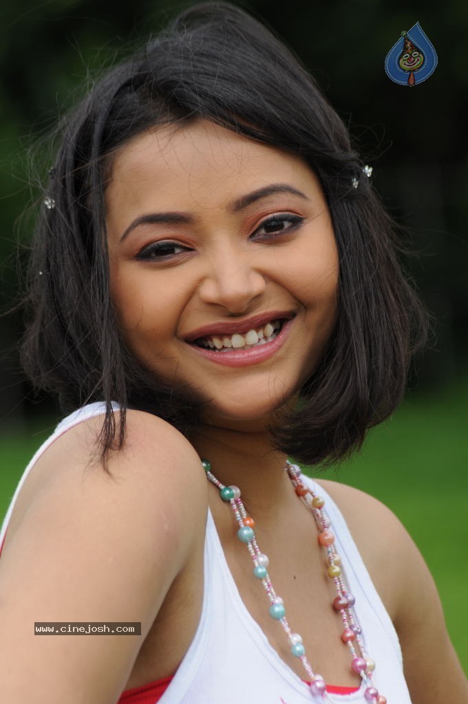 Swetha Basu Prasad New Gallery - 50 / 55 photos