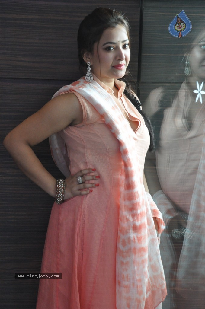 Swetha Basu Prasad New Gallery - 32 / 111 photos