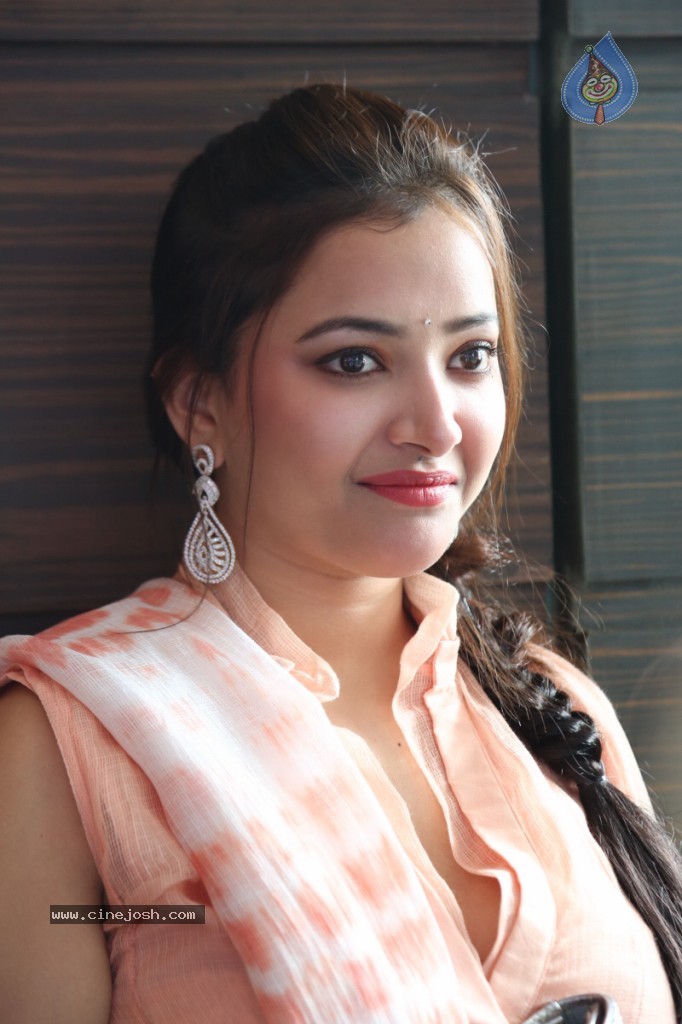 Swetha Basu Prasad New Gallery - 34 / 111 photos