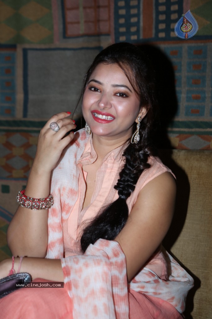 Swetha Basu Prasad New Gallery - 35 / 111 photos