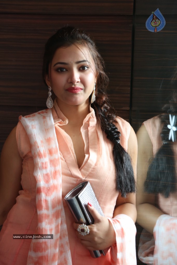 Swetha Basu Prasad New Gallery - 38 / 111 photos