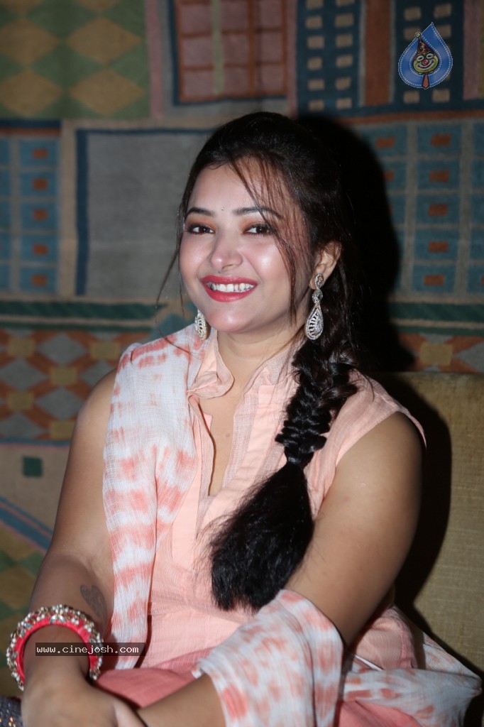 Swetha Basu Prasad New Gallery - 46 / 111 photos
