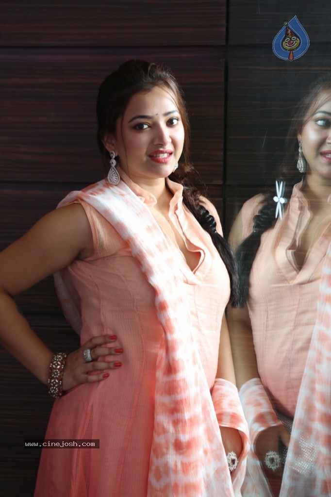 Swetha Basu Prasad New Gallery - 56 / 111 photos