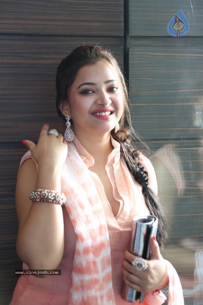 Swetha Basu Prasad New Gallery - 64 / 111 photos