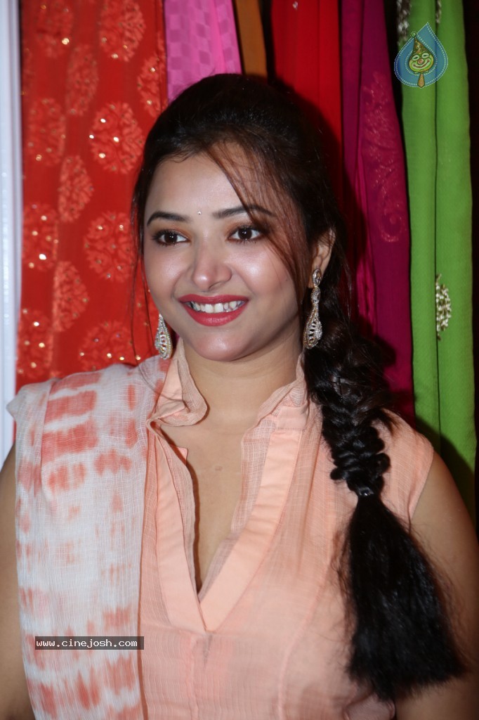 Swetha Basu Prasad New Gallery - 68 / 111 photos
