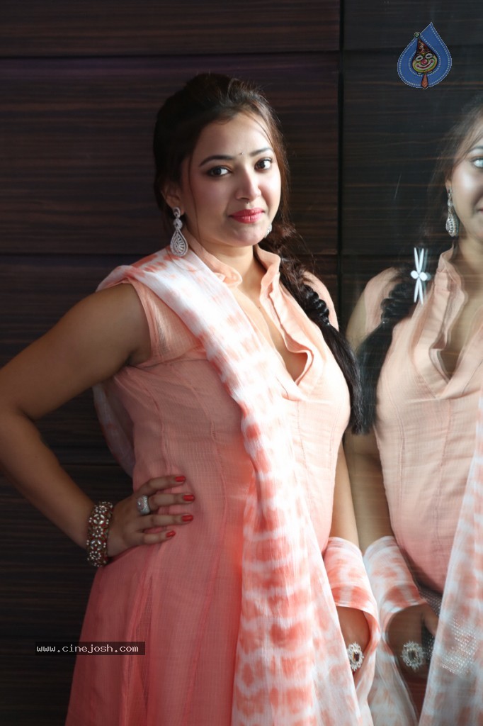 Swetha Basu Prasad New Gallery - 95 / 111 photos