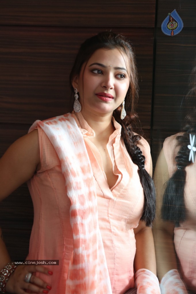 Swetha Basu Prasad New Gallery - 105 / 111 photos