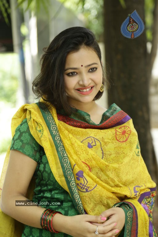 Swetha Basu Prasad Stills - 29 / 39 photos