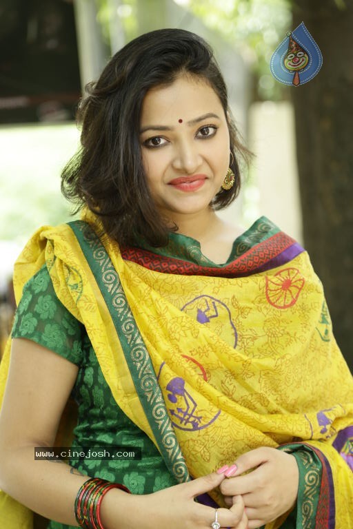 Swetha Basu Prasad Stills - 33 / 39 photos