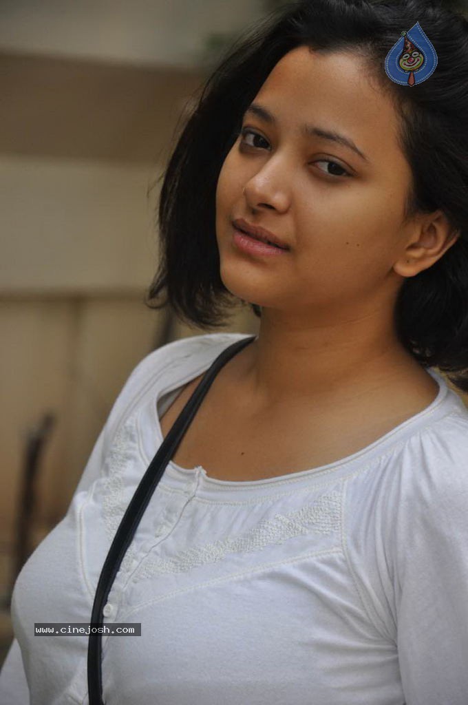 Swetha Basu Prasad Stills - 6 / 55 photos