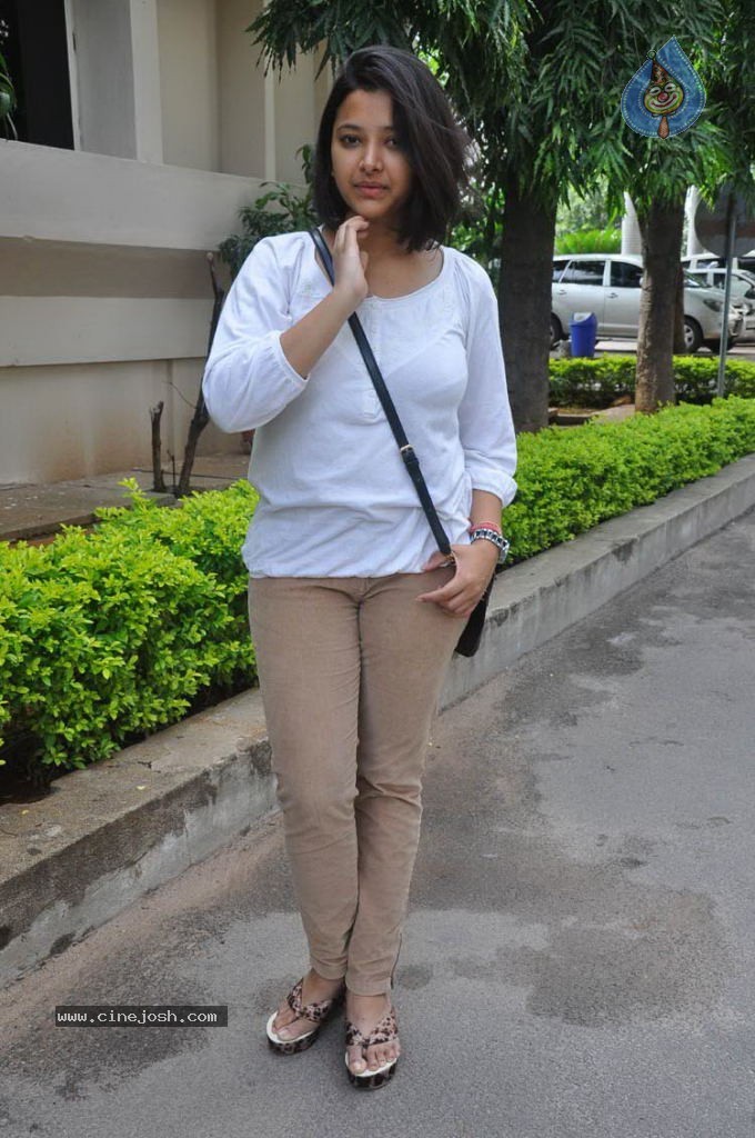 Swetha Basu Prasad Stills - 7 / 55 photos