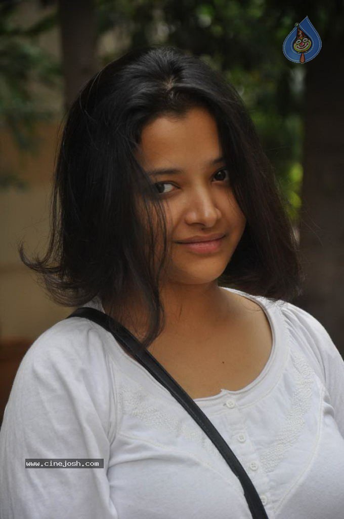 Swetha Basu Prasad Stills - 46 / 55 photos