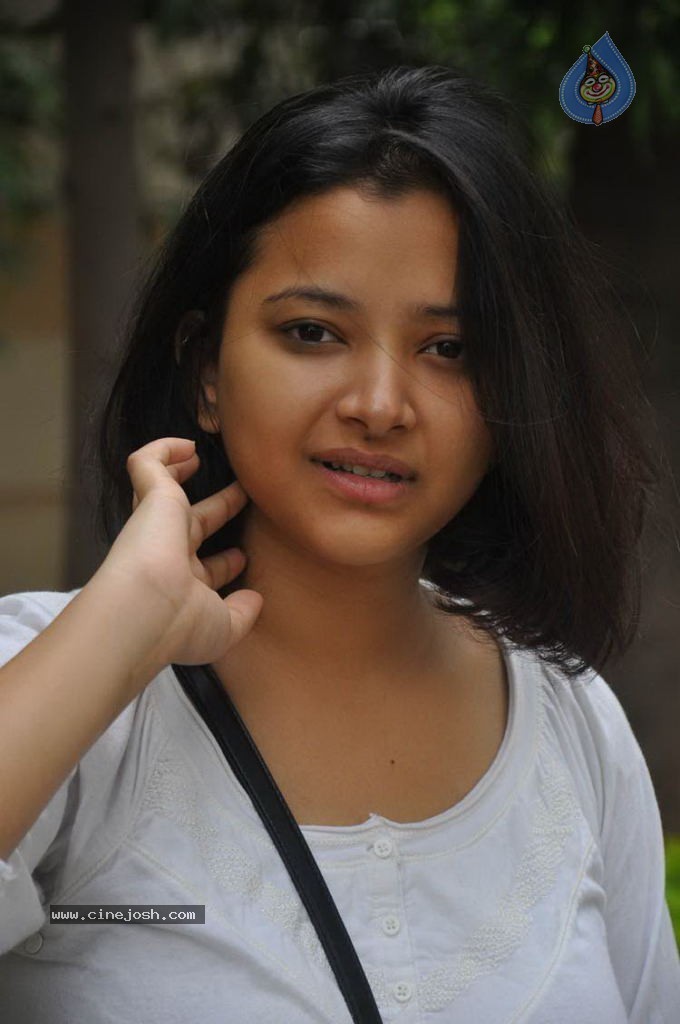 Swetha Basu Prasad Stills - 53 / 55 photos