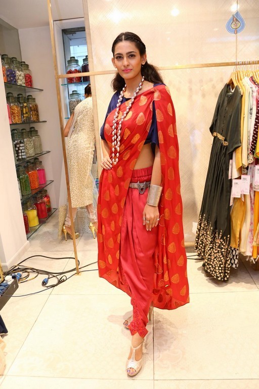 Swetha Jadhav at LFW Event - 12 / 22 photos