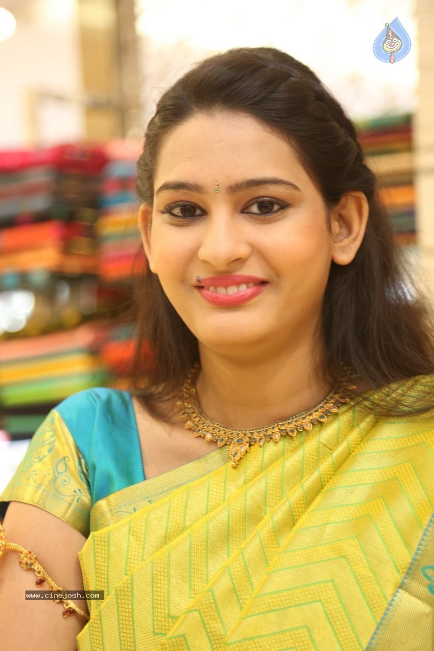 Swetha Jadhav New Gallery - 18 / 60 photos