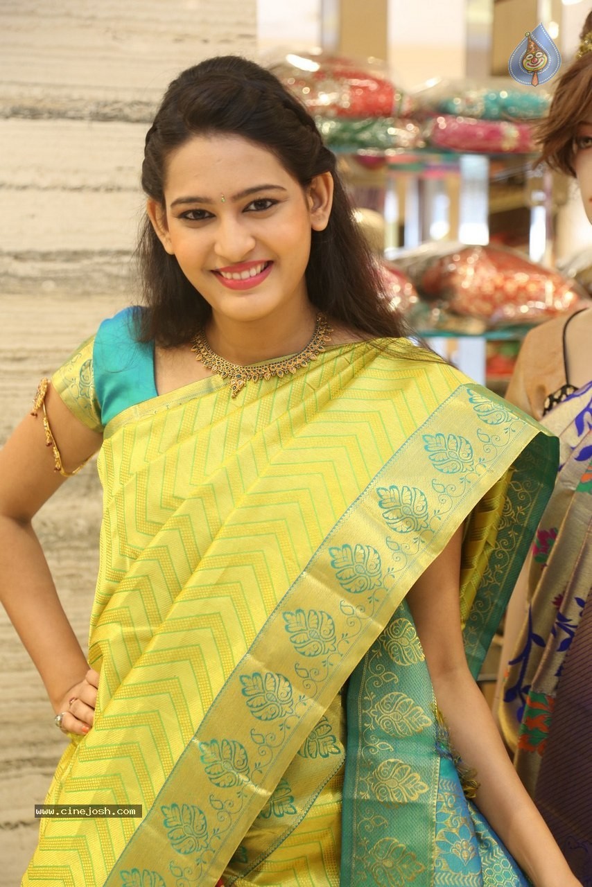 Swetha Jadhav New Gallery - 24 / 60 photos