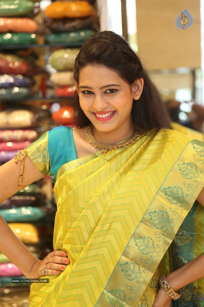 Swetha Jadhav New Gallery - 27 / 60 photos