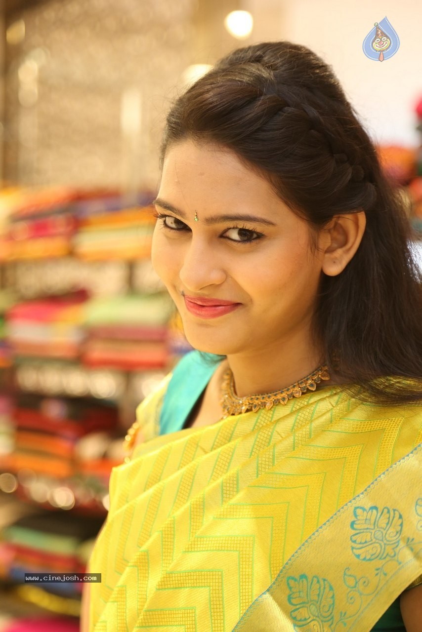 Swetha Jadhav New Gallery - 32 / 60 photos