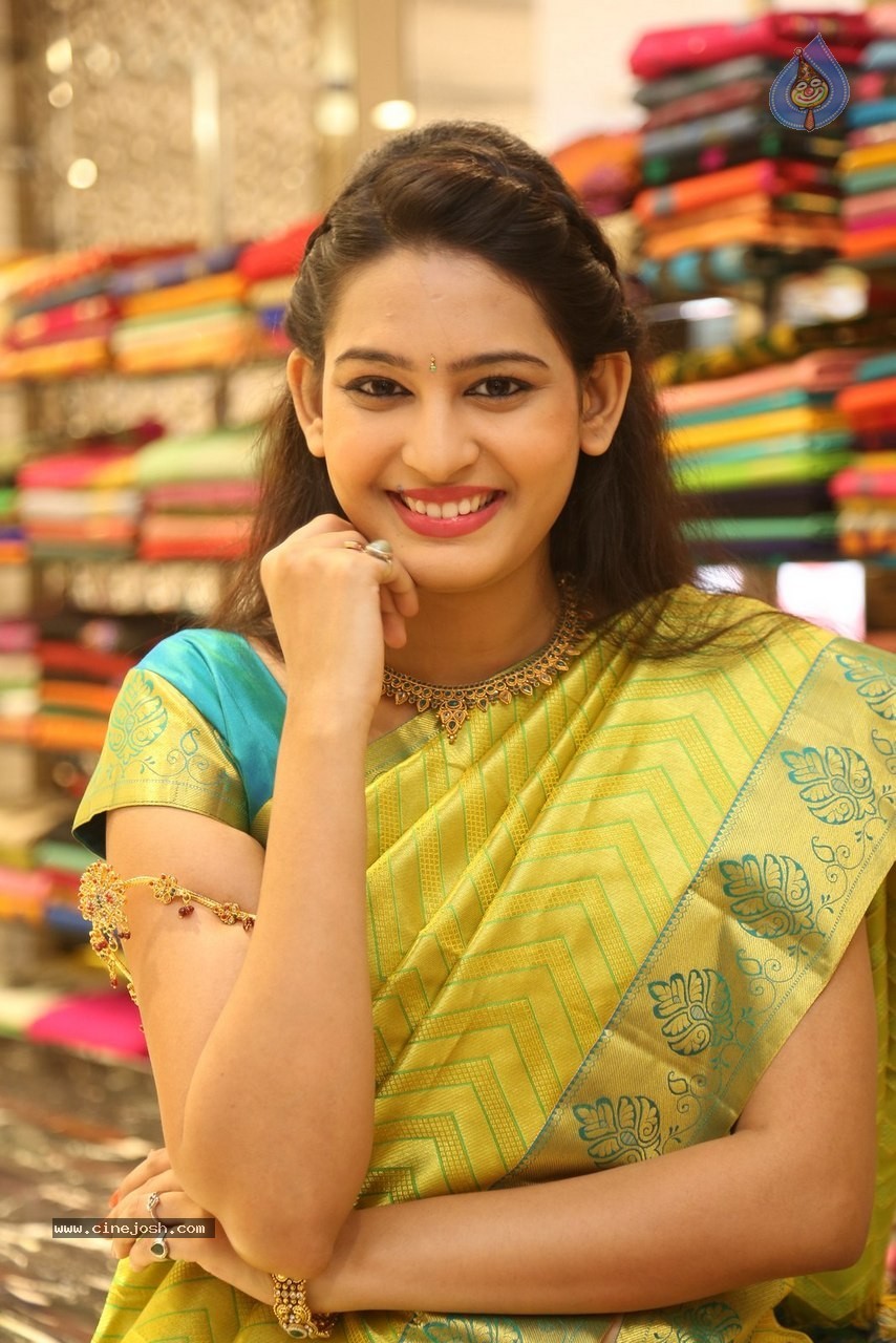 Swetha Jadhav New Gallery - 35 / 60 photos