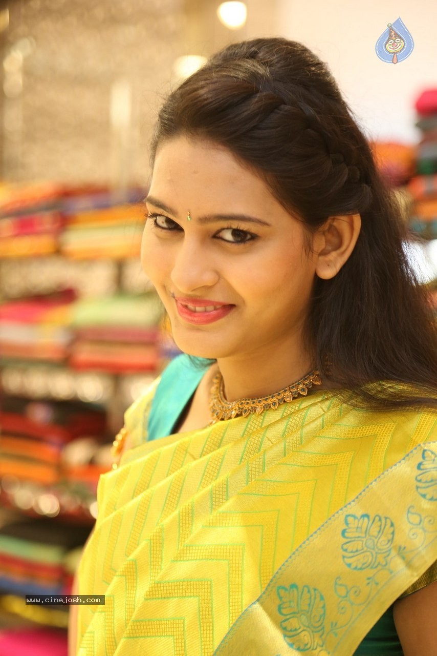 Swetha Jadhav New Gallery - 44 / 60 photos