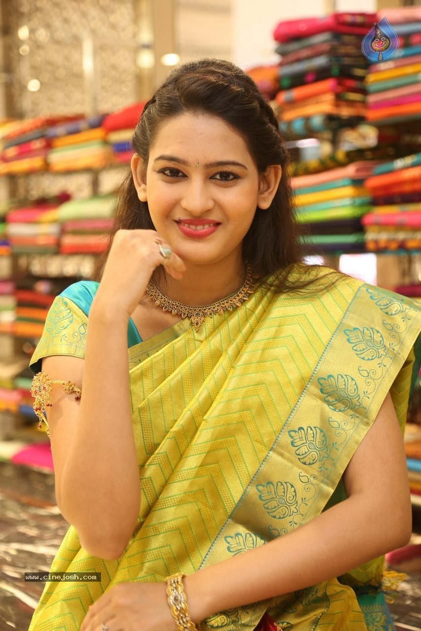 Swetha Jadhav New Gallery - 48 / 60 photos