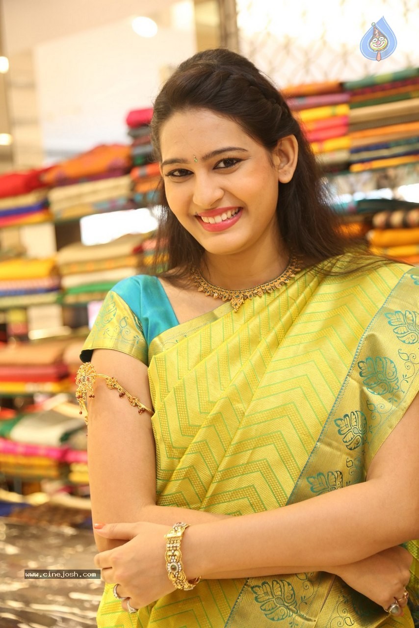 Swetha Jadhav New Gallery - 55 / 60 photos