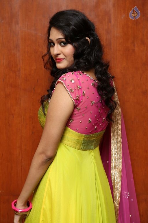 Swetha Jadhav New Gallery - 17 / 21 photos