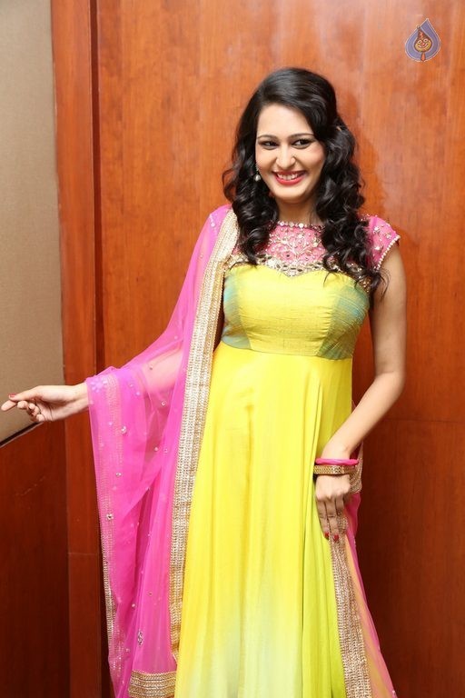 Swetha Jadhav New Gallery - 18 / 21 photos