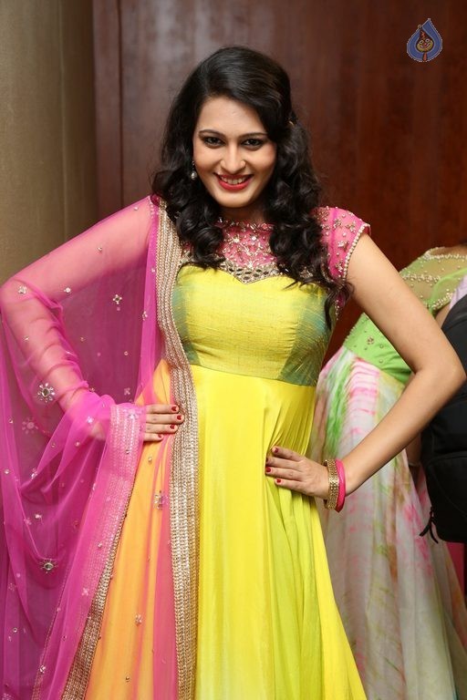 Swetha Jadhav New Gallery - 20 / 21 photos