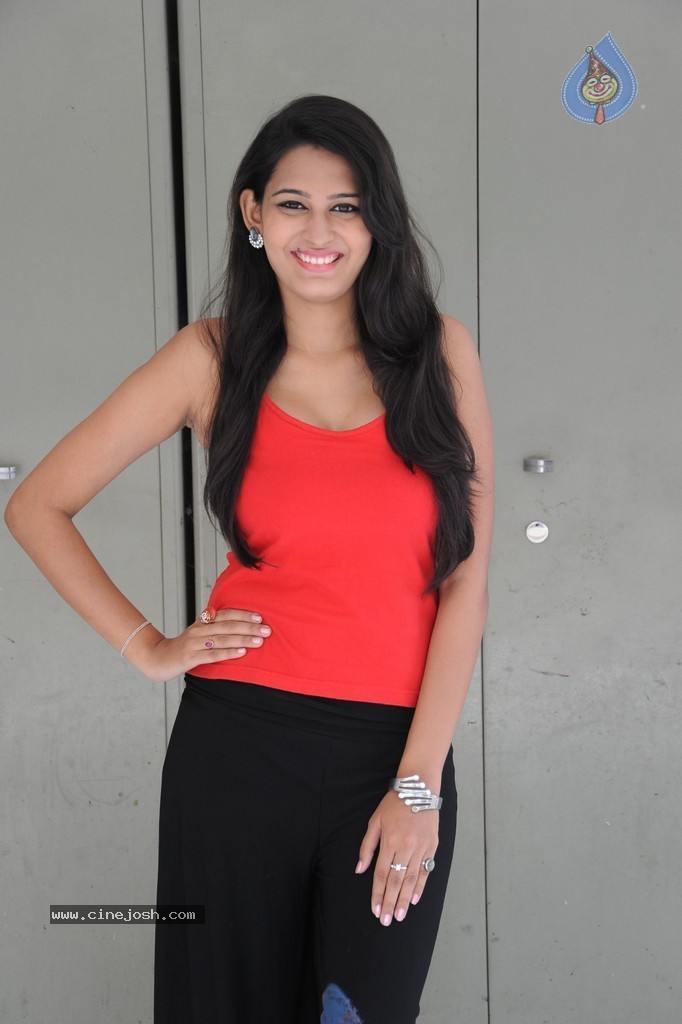Swetha Jadhav New Photos - 20 / 78 photos