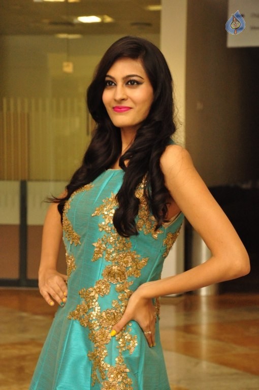 Swetha Jadhav New Pics - 5 / 32 photos