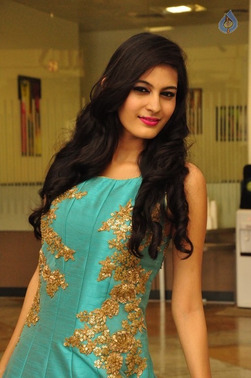 Swetha Jadhav New Pics - 9 / 32 photos