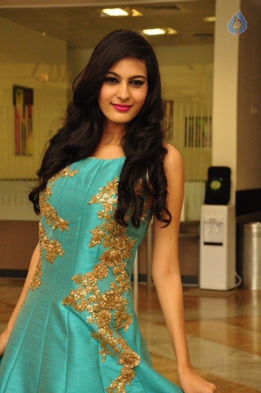 Swetha Jadhav New Pics - 12 / 32 photos