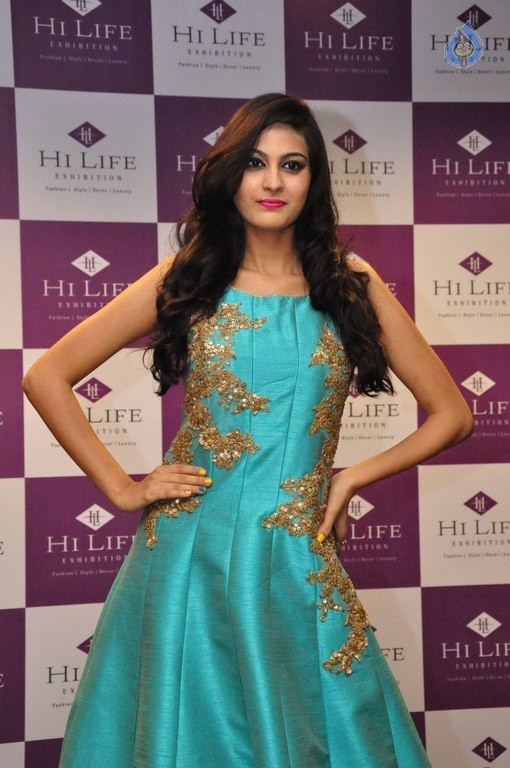 Swetha Jadhav New Pics - 14 / 32 photos