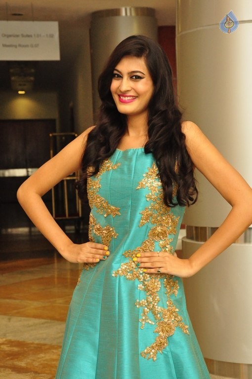 Swetha Jadhav New Pics - 17 / 32 photos