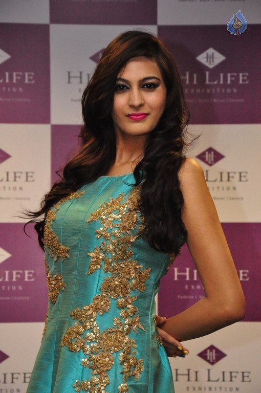 Swetha Jadhav New Pics - 27 / 32 photos